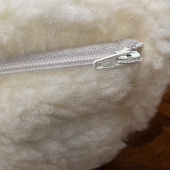 Fleece type neck pillow, gently used - Picture 3 of 7